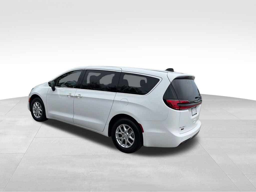 Used 2026 Chrysler Pacifica Select FWD image 4