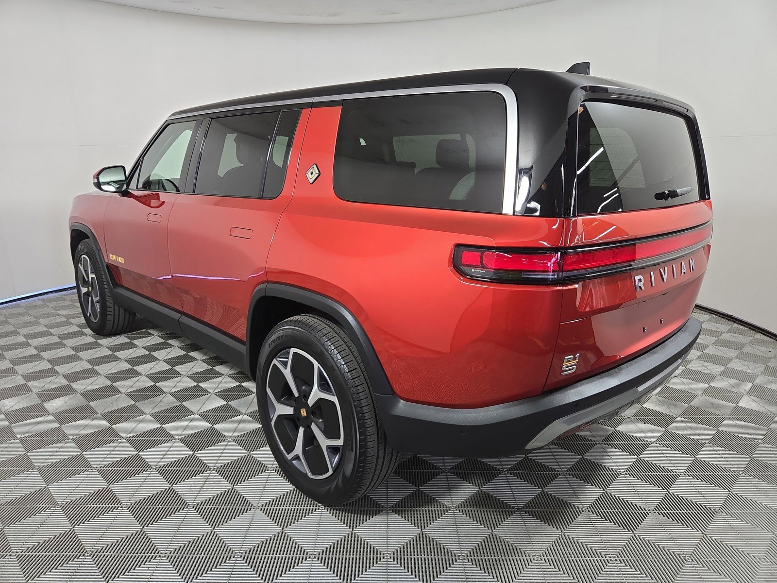 Used 2024 Rivian R1S Adventure AWD/4WD image 3