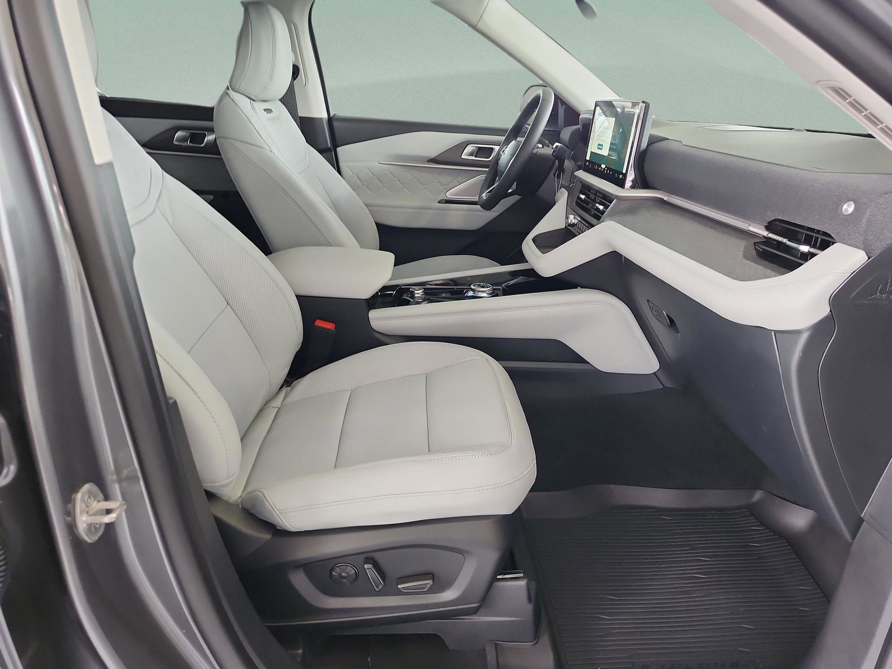 New 2026 Ford Explorer Platinum w/ LUX Leather Package image 18