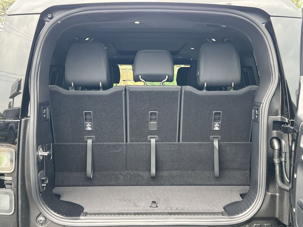 New 2026 Land Rover Defender 130 X-Dynamic SE AWD/4WD image 18