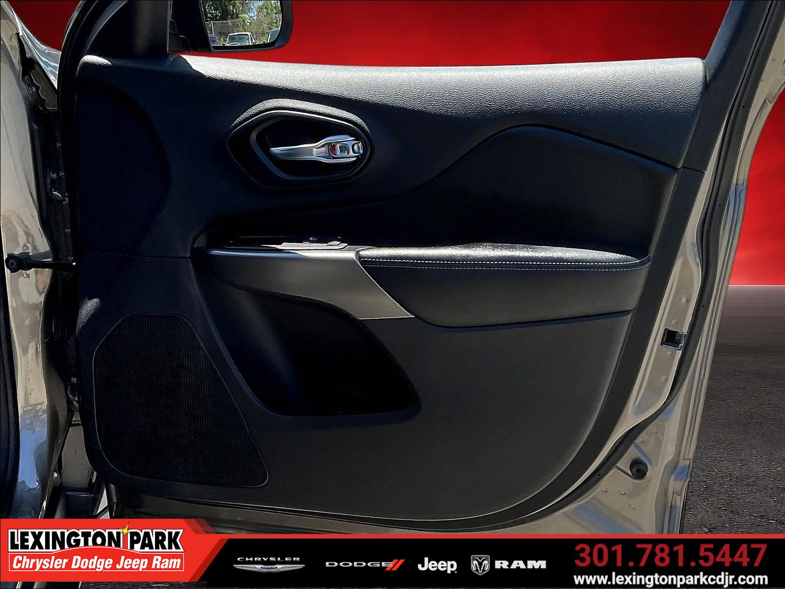 Used 2020 Jeep Cherokee Latitude w/ Quick Order Package 26F North AWD/4WD image 28