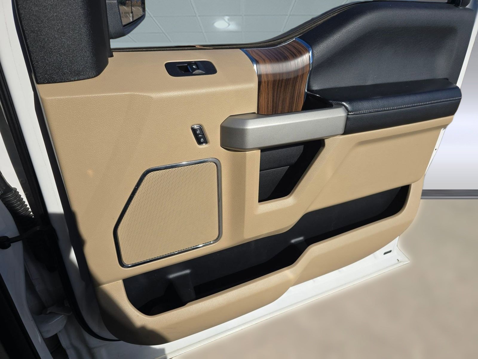 Used 2015 Ford F150 Lariat image 32