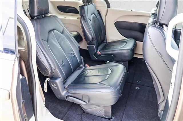 Used 2017 Chrysler Pacifica Touring-L image 24