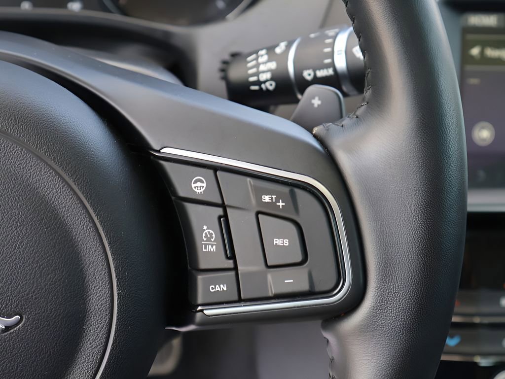 Used 2019 Jaguar XE Premium image 31