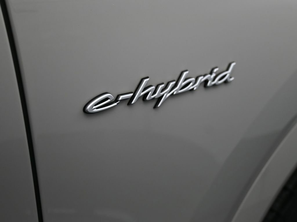 Certified 2025 Porsche Cayenne S image 33