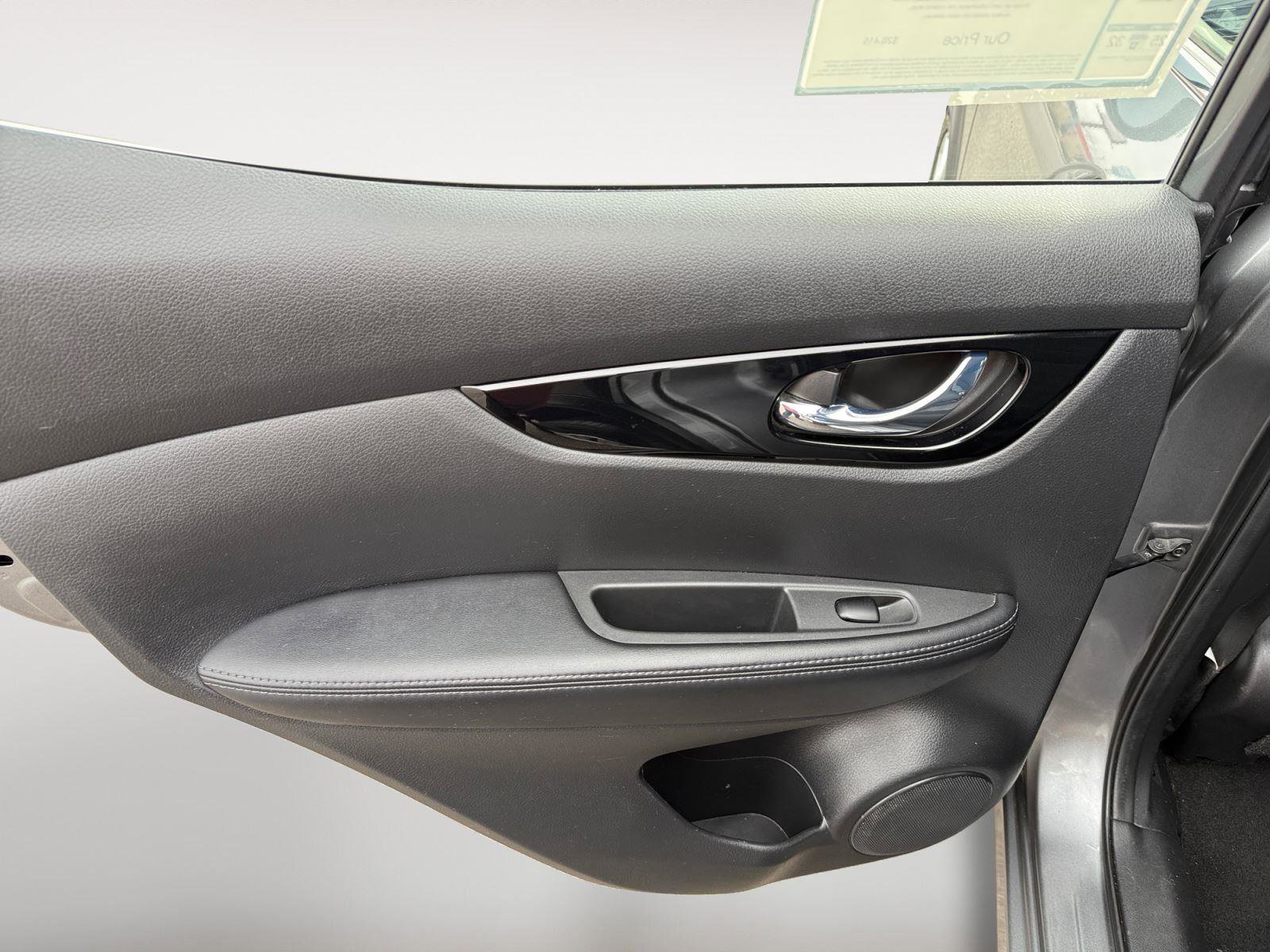 Used 2022 Nissan Rogue Sport SV image 18