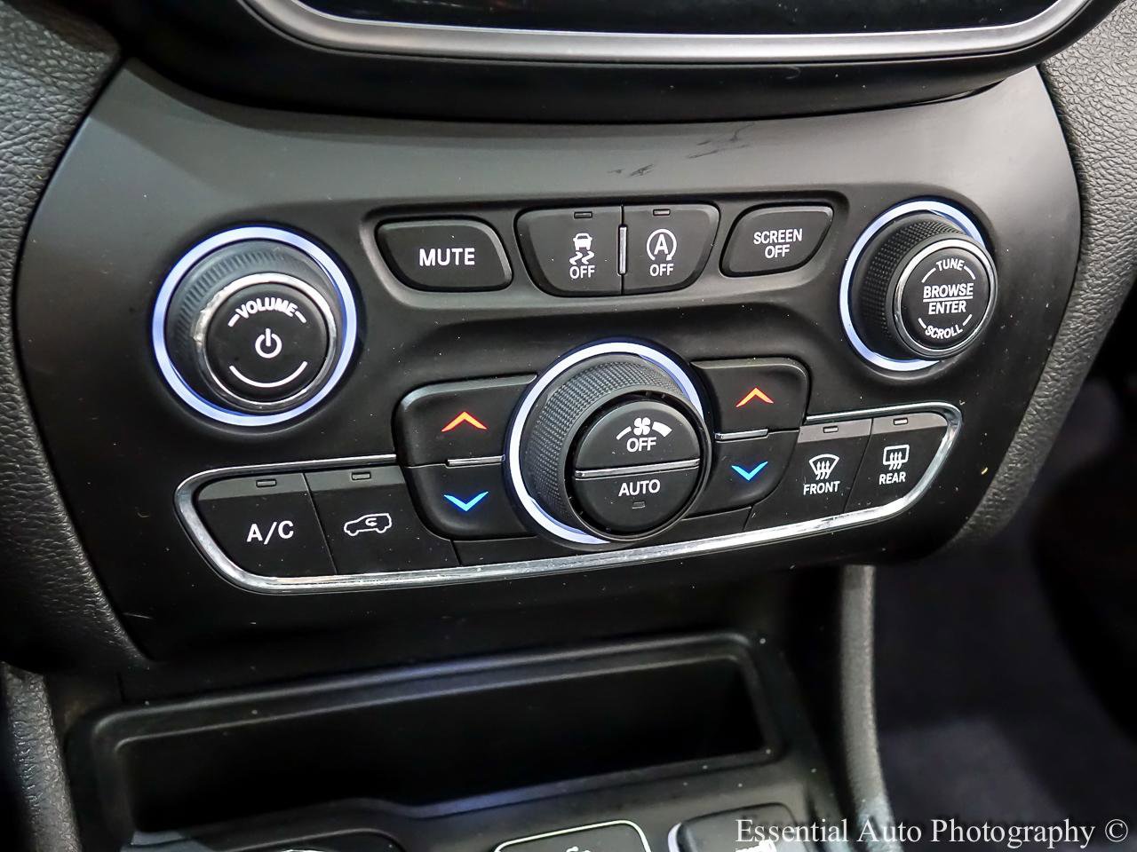 Used 2019 Jeep Cherokee Limited image 24