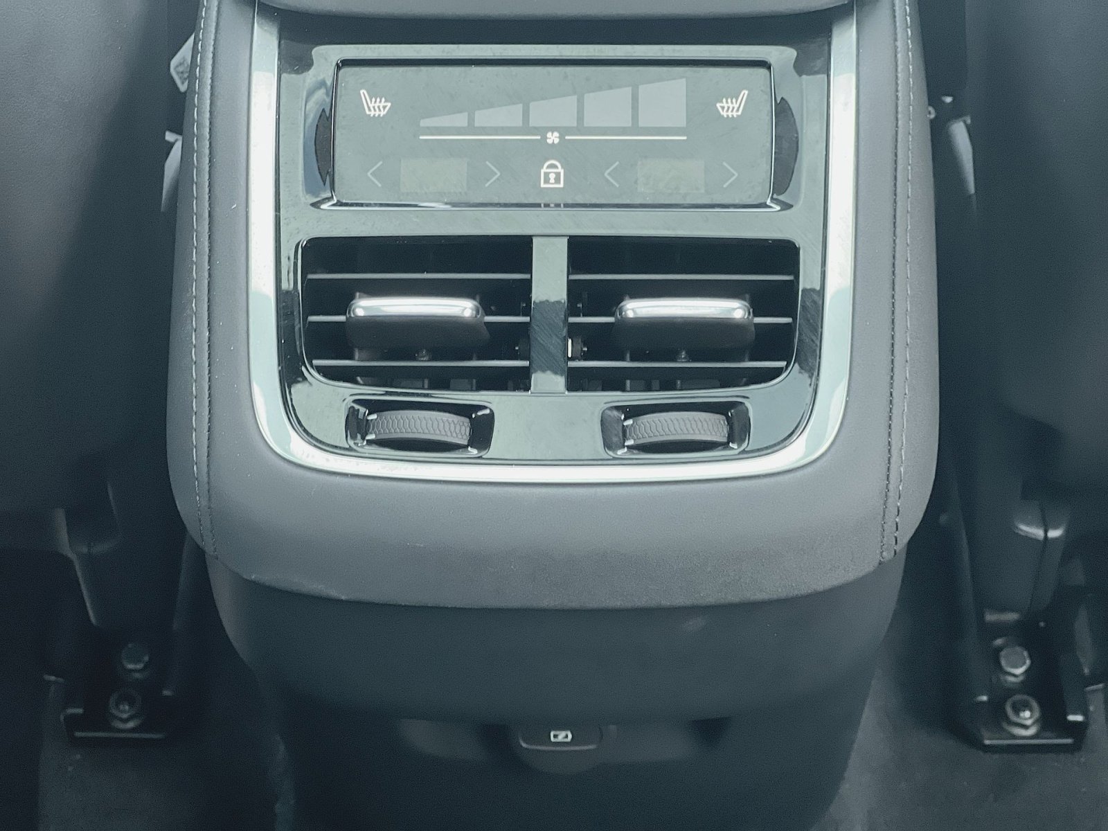 Certified 2025 Volvo XC90 B6 Plus AWD/4WD image 31