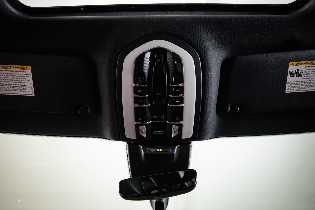 Certified 2023 Porsche Macan AWD/4WD image 20