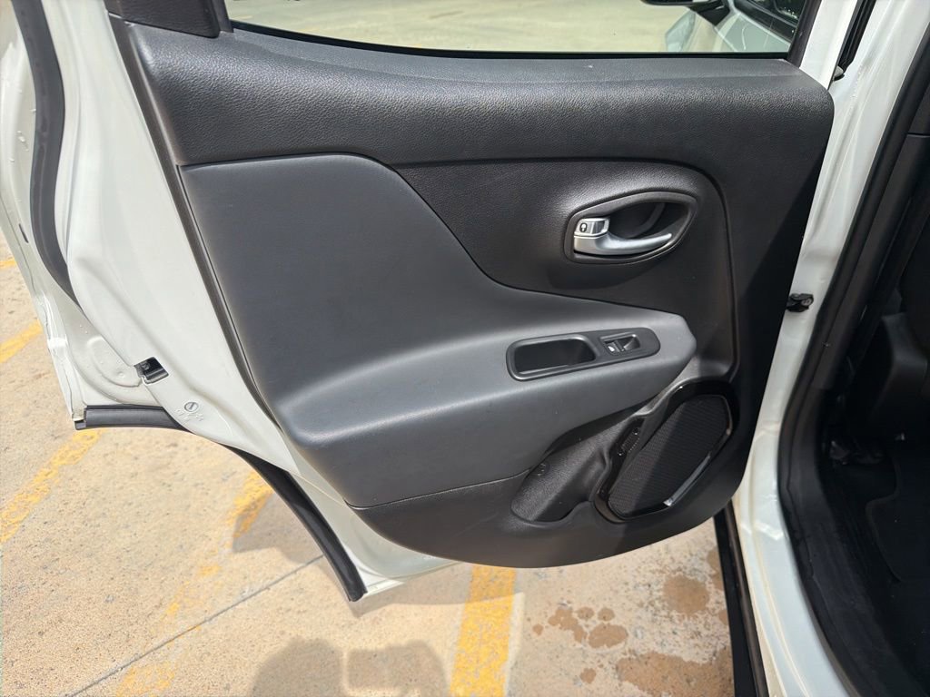Used 2017 Jeep Renegade Altitude FWD image 18