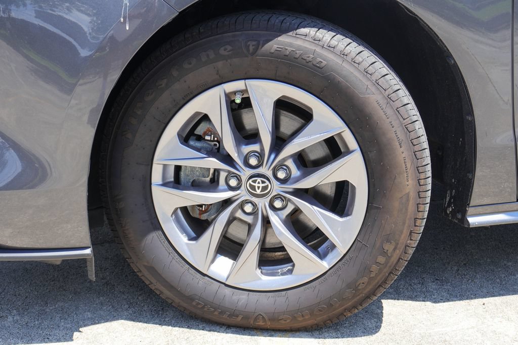 Used 2025 Toyota Sienna XLE FWD image 28