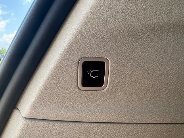 Used 2024 Chrysler Pacifica Touring-L FWD image 38