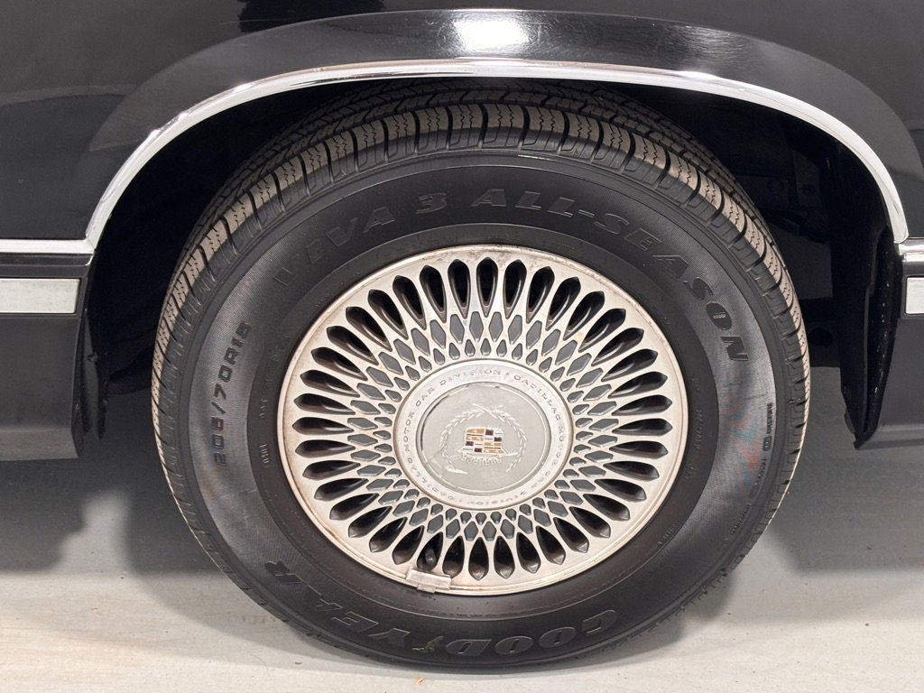 Used 1993 Cadillac Fleetwood Sedan FWD image 31