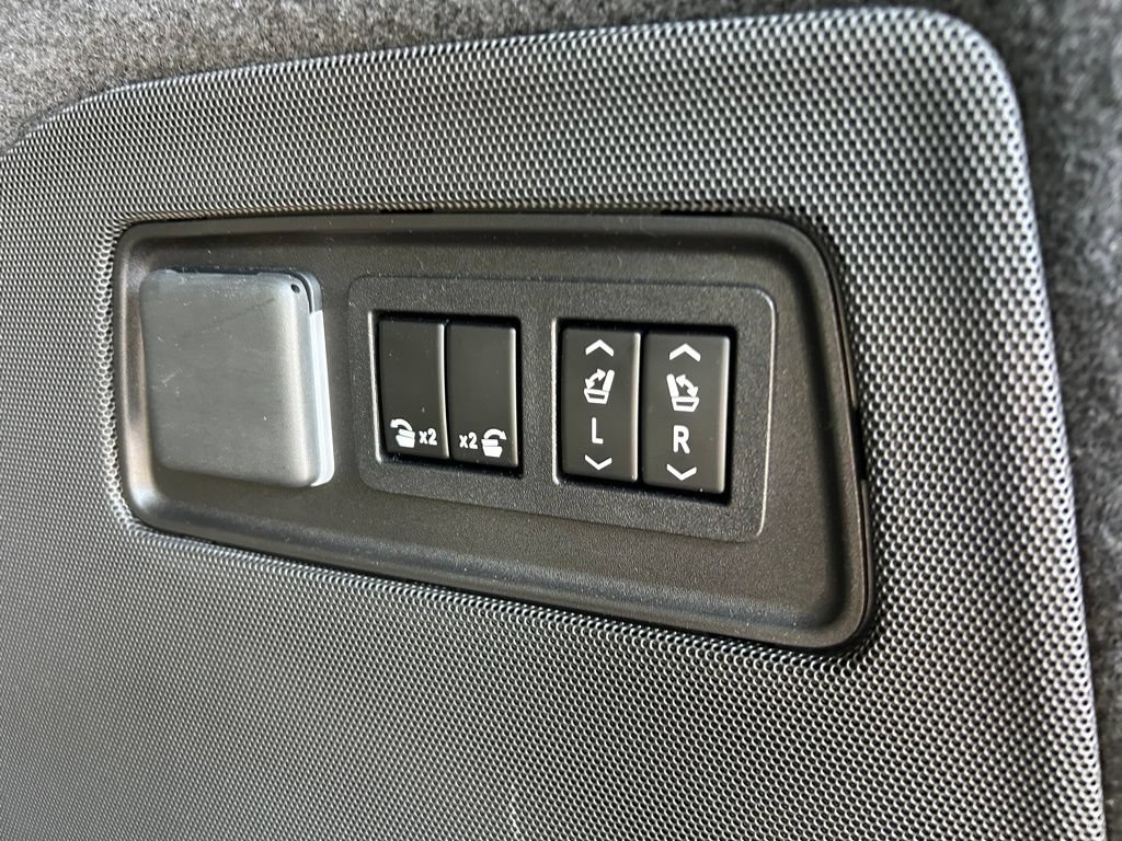Used 2022 Cadillac Escalade Premium Luxury Platinum RWD image 48
