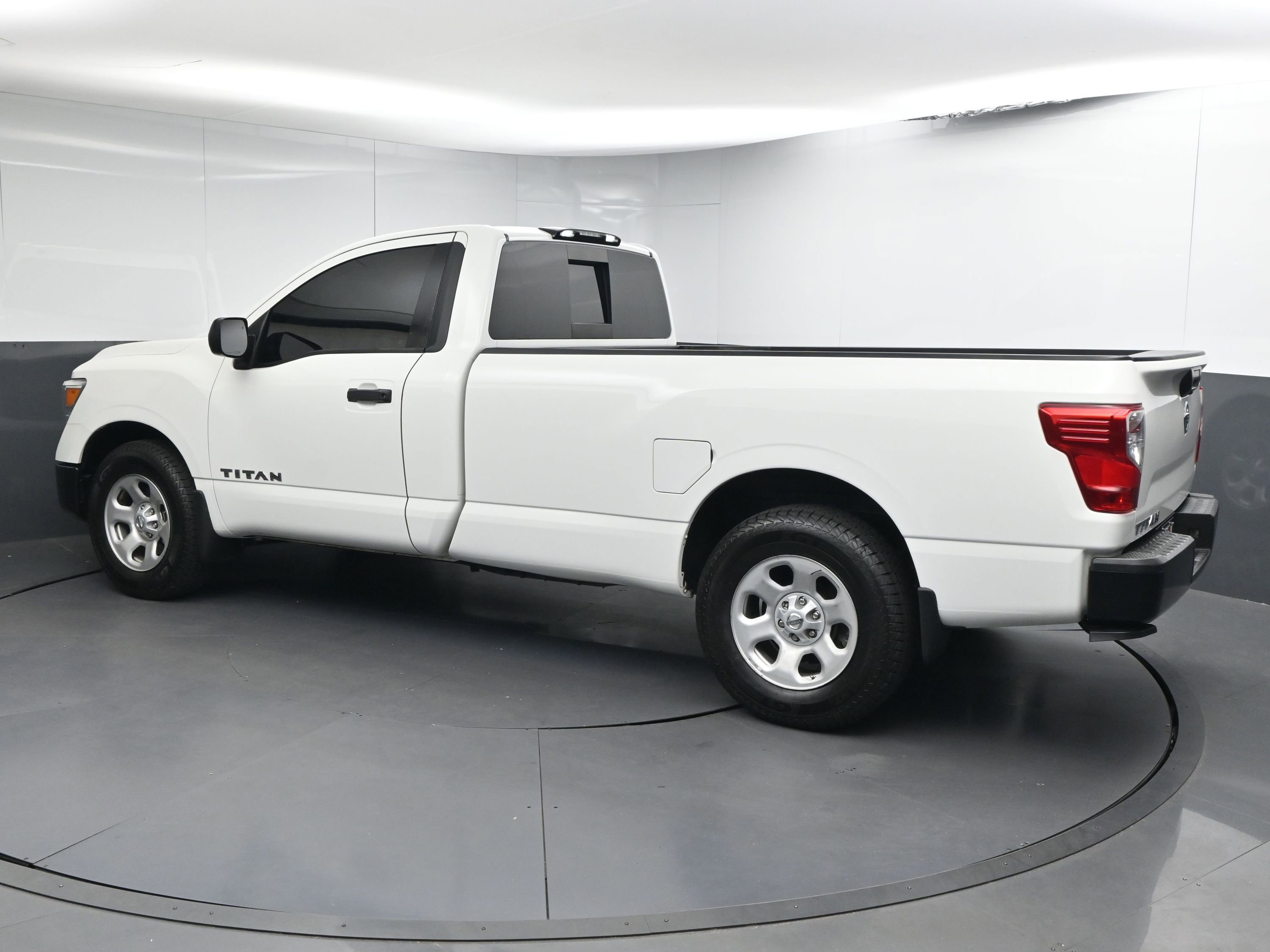 Used 2019 Nissan Titan S image 6
