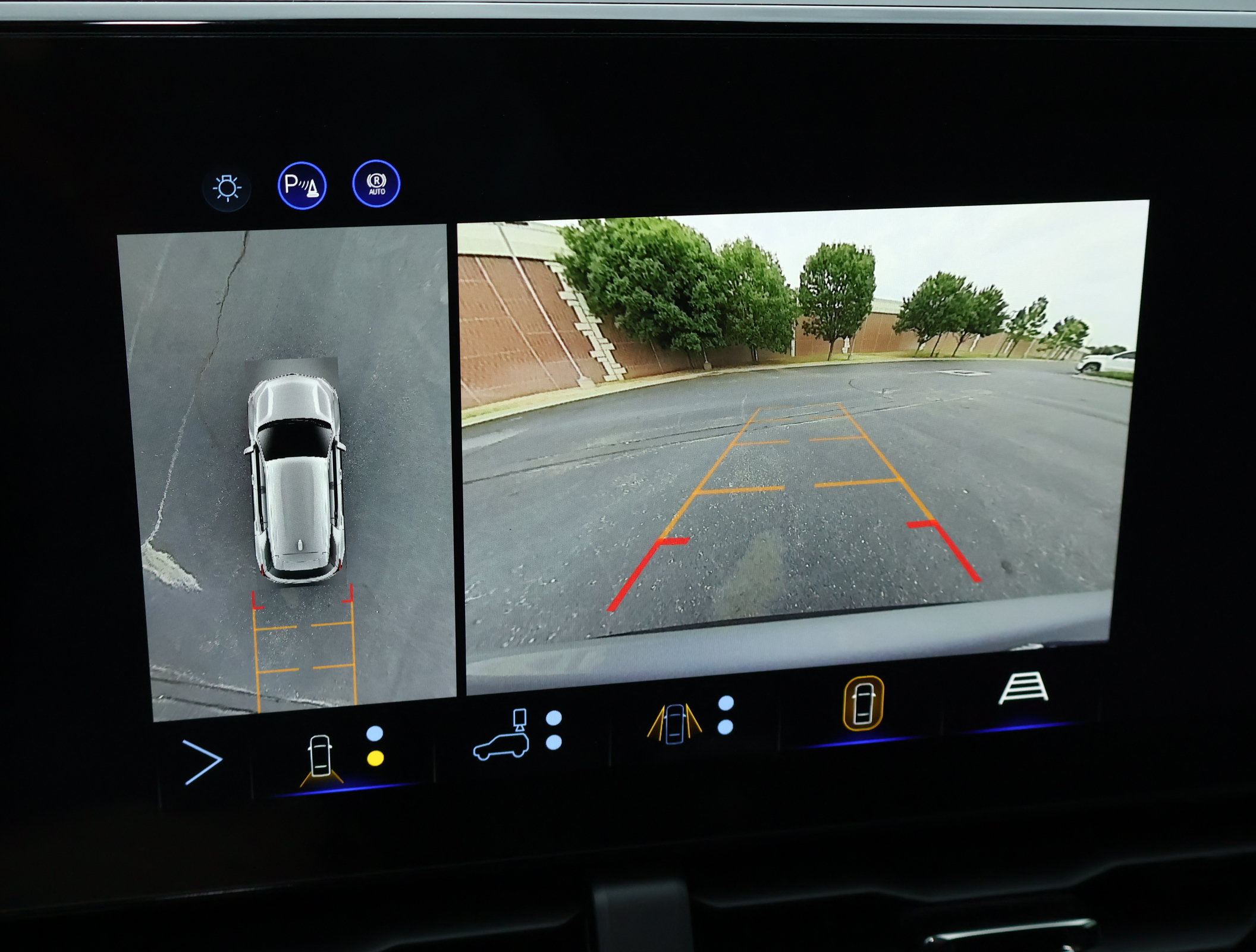 New 2027 Chevrolet Equinox RS w/ Safety and Technology Package FWD image 4