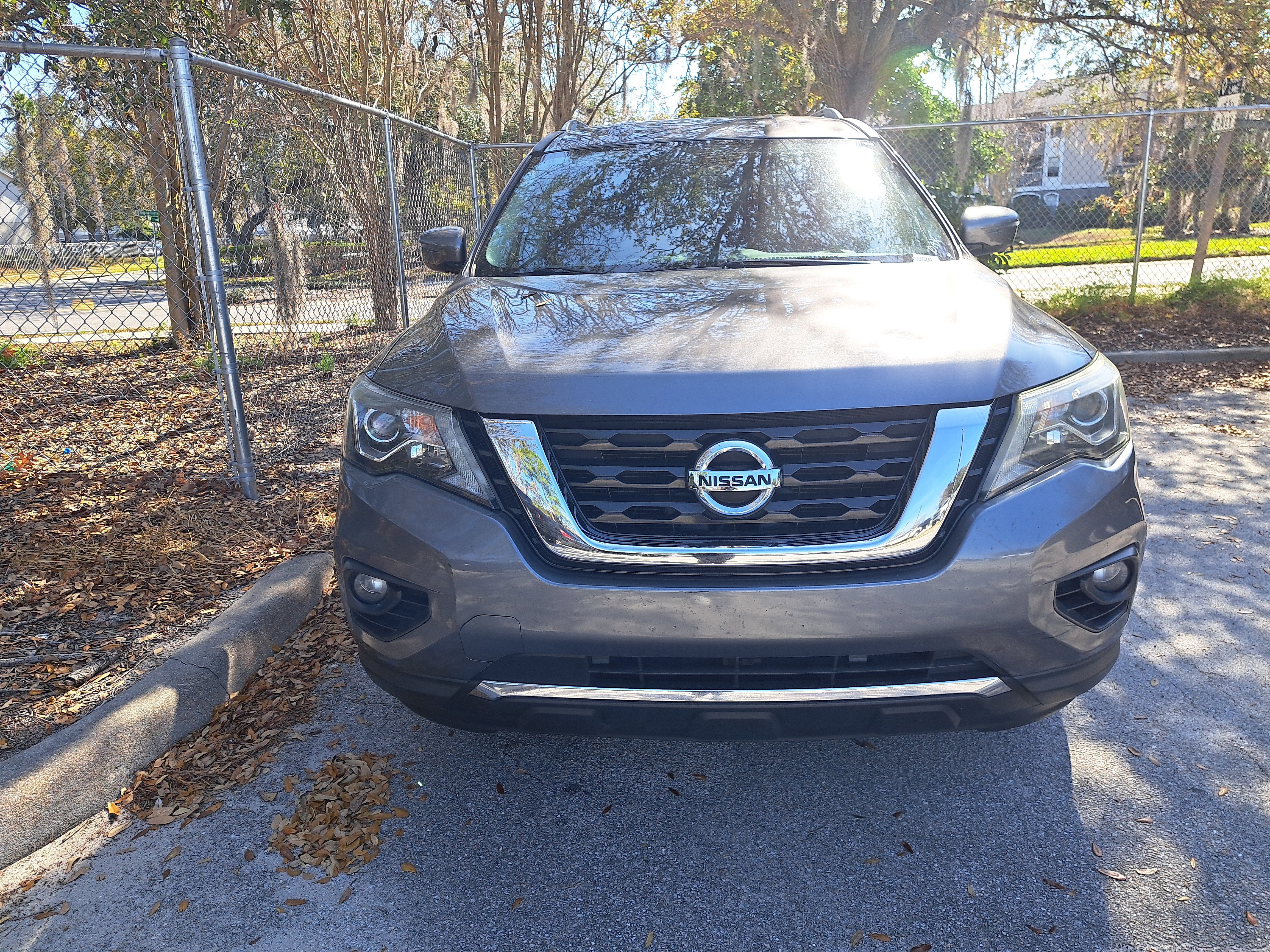 Used 2018 Nissan Pathfinder SV image 2