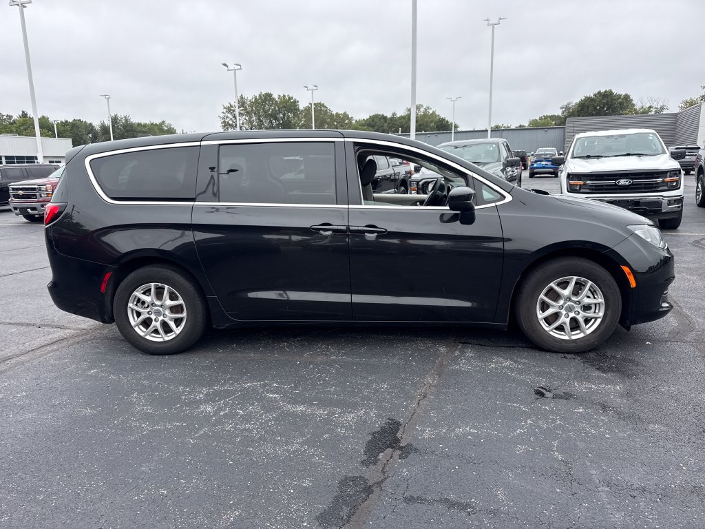 Used 2023 Chrysler Voyager LX FWD image 6