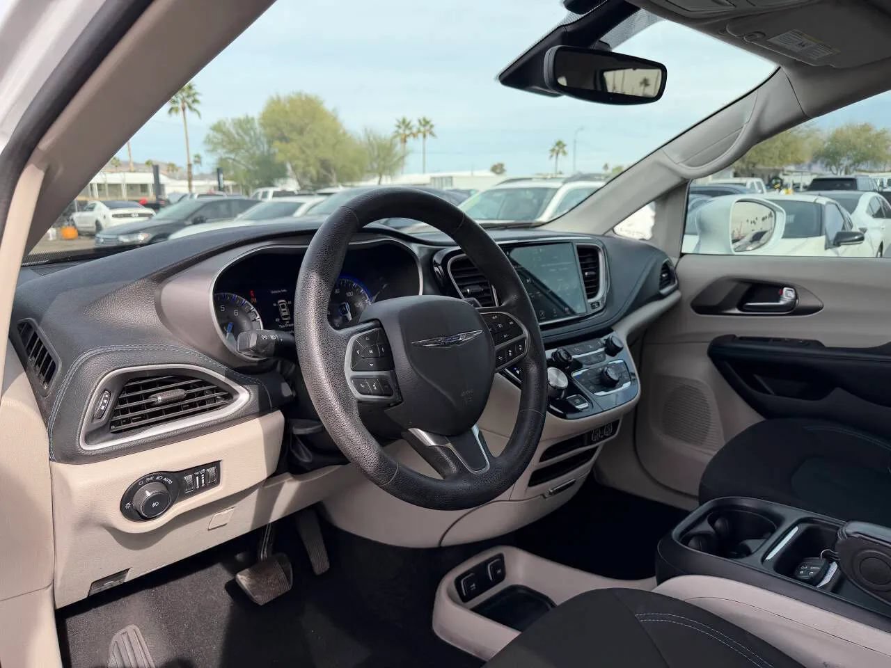 Used 2021 Chrysler Pacifica Touring FWD image 17