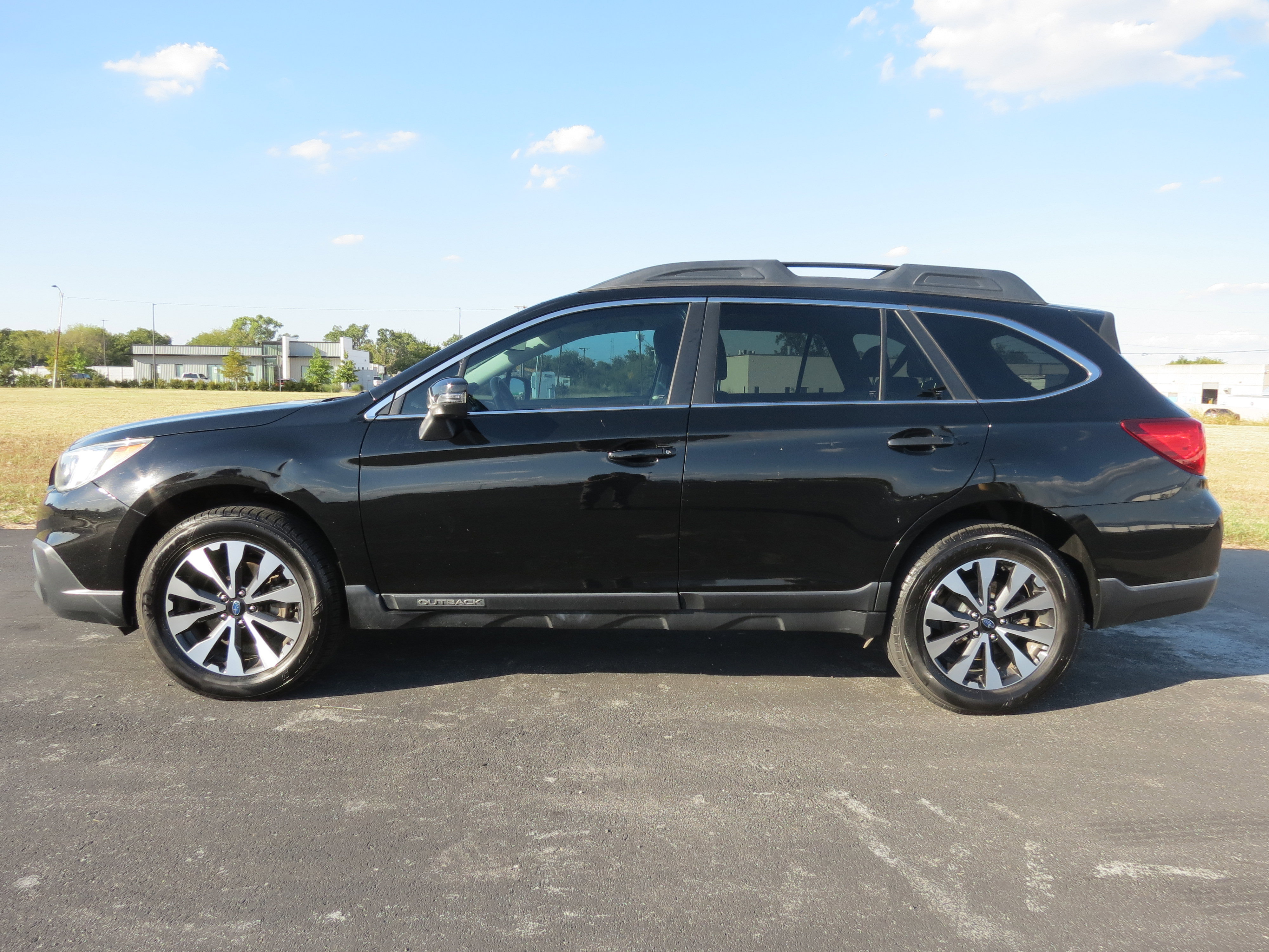 Used 2017 Subaru Outback 2.5i Limited image 3