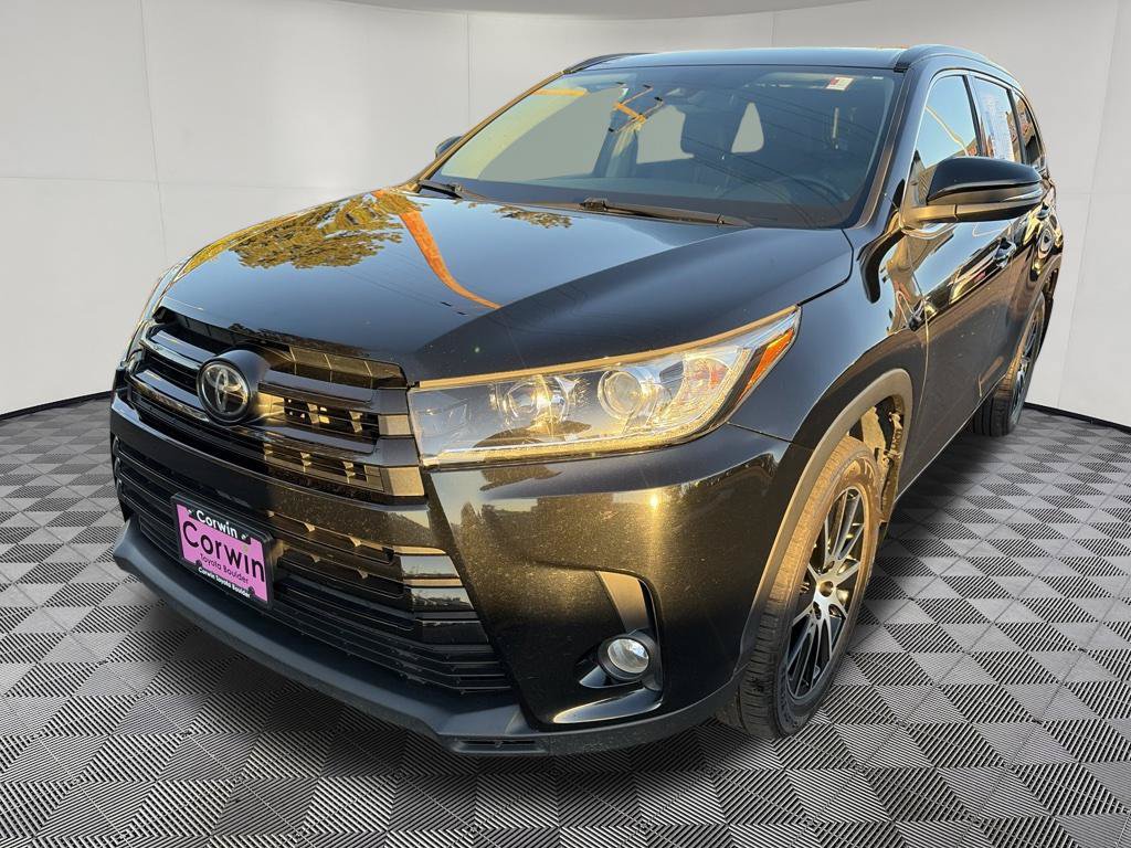 Used 2018 Toyota Highlander SE w/ Carpet Mat Package (TMS) AWD/4WD image 3