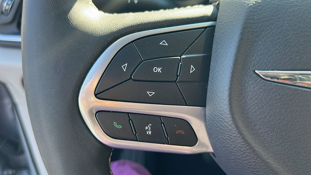 Used 2024 Chrysler Pacifica Touring-L image 28