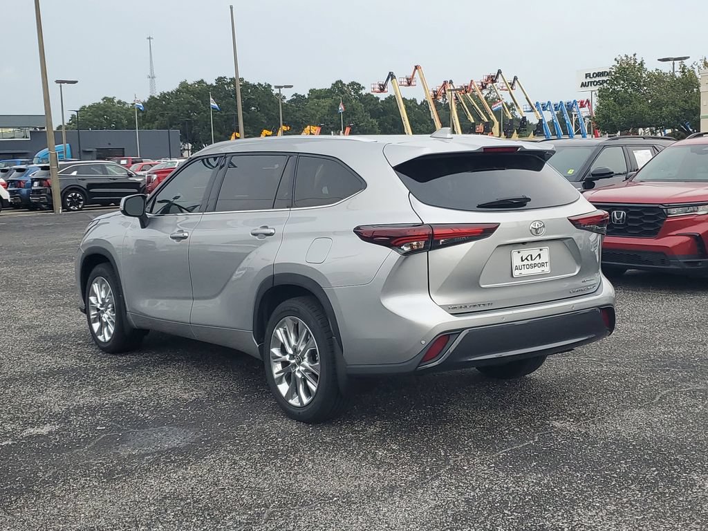 Used 2024 Toyota Highlander Limited AWD/4WD image 3