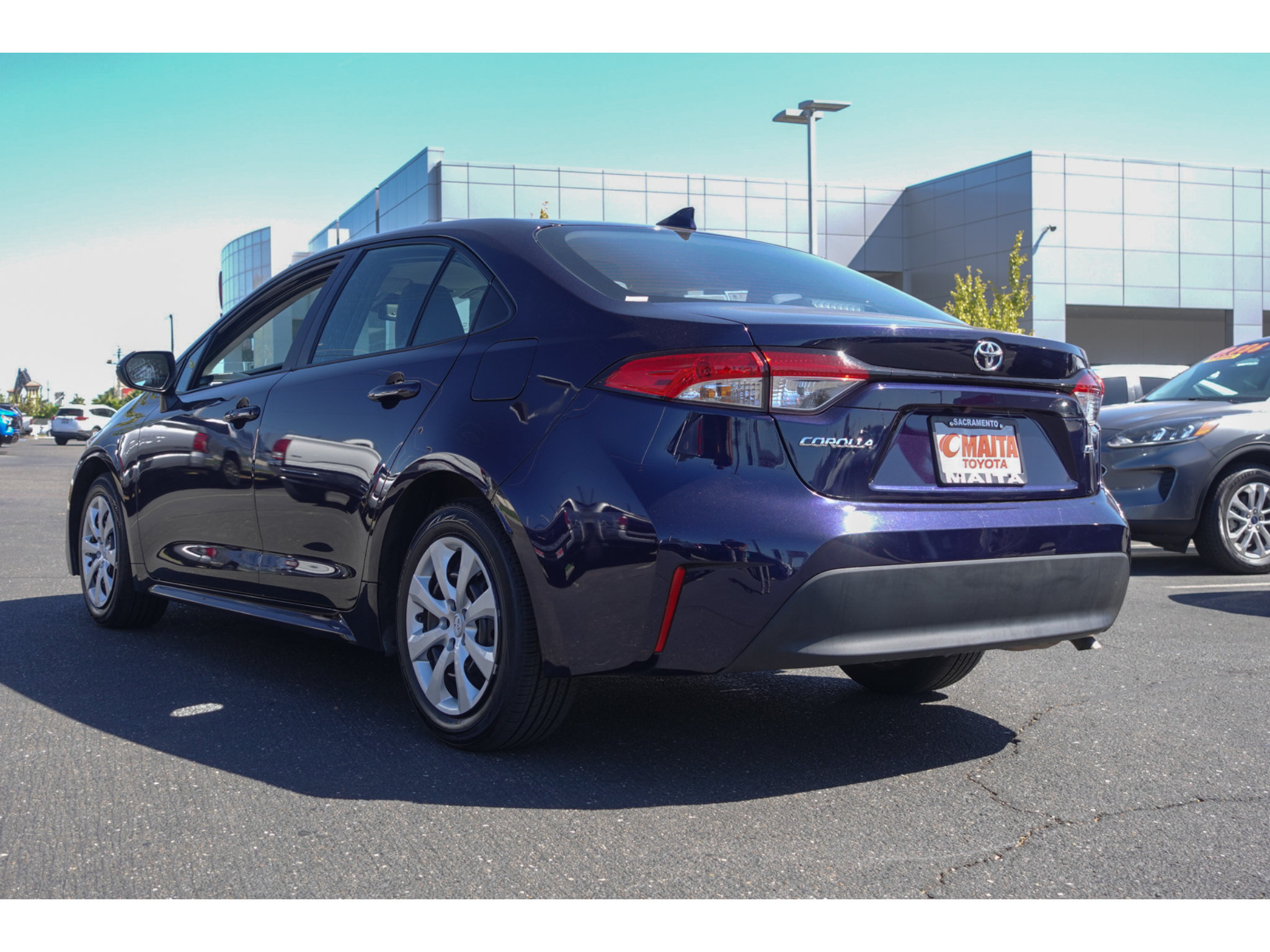 Used 2025 Toyota Corolla LE FWD image 5