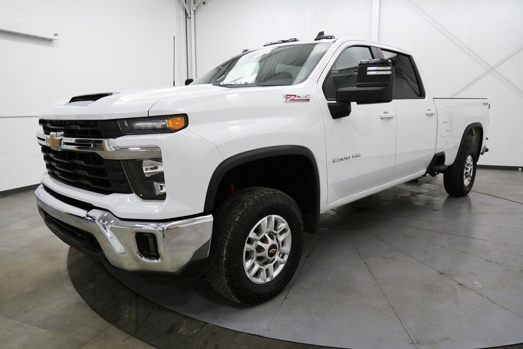 Used 2024 Chevrolet Silverado 2500 LT w/ Convenience Package AWD/4WD image 4