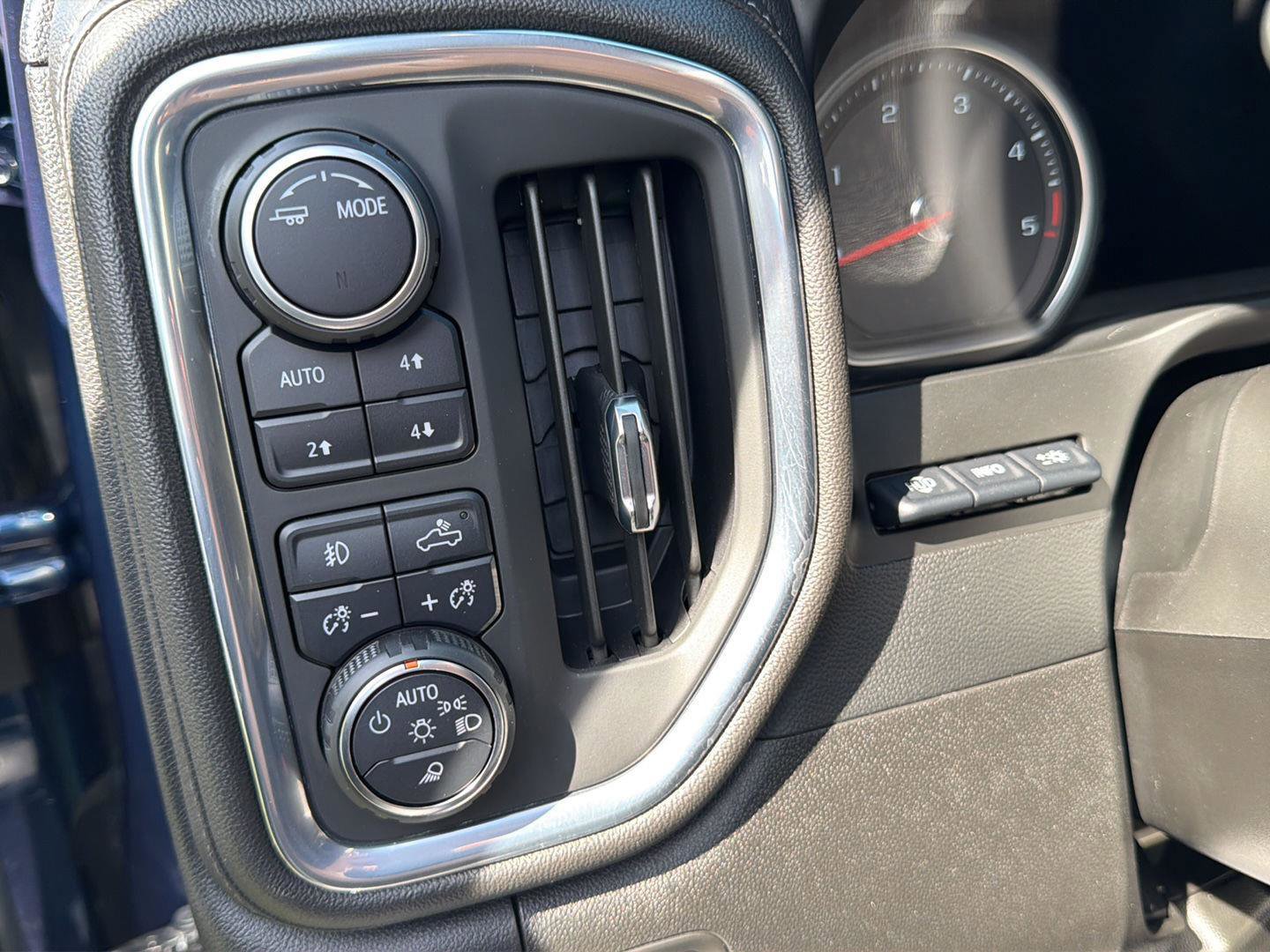 Used 2022 Chevrolet Silverado 3500 LTZ w/ LTZ Premium Package AWD/4WD image 17
