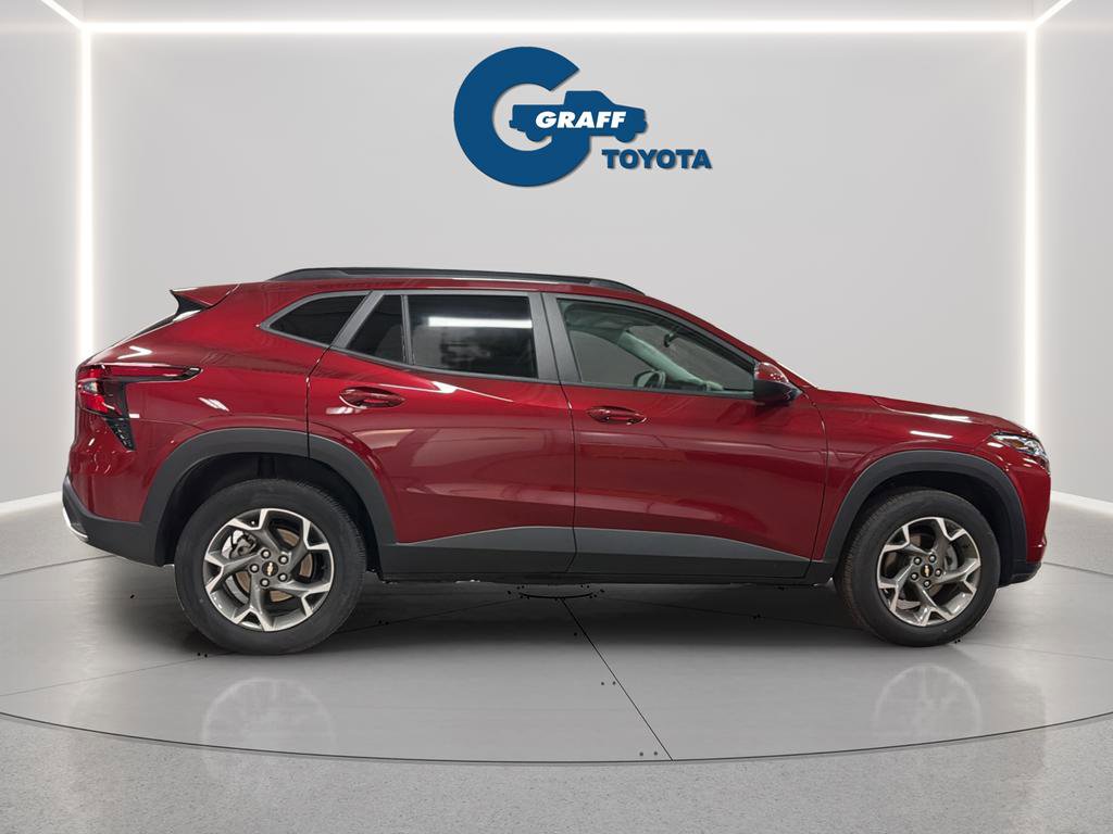 Used 2025 Chevrolet Trax LT w/ LT Convenience Package FWD image 9