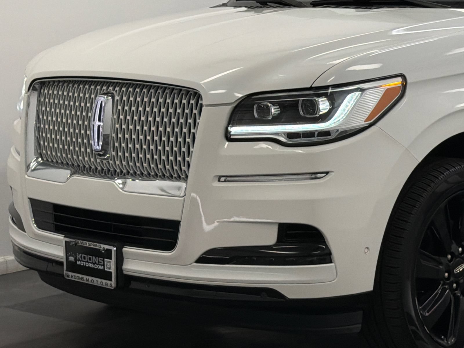 Certified 2023 Lincoln Navigator L Reserve AWD/4WD image 2