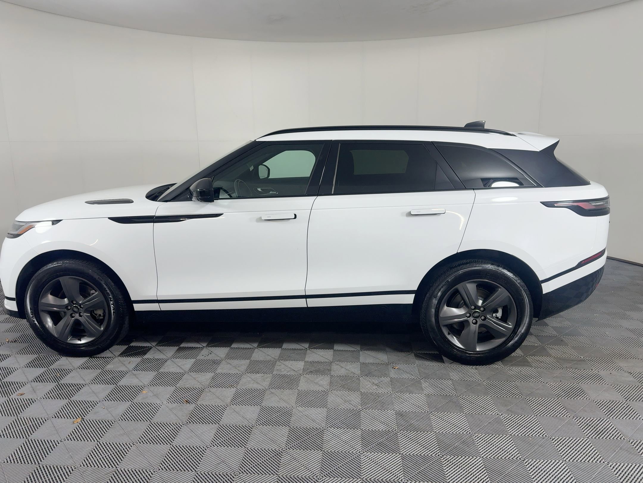 Used 2025 Land Rover Range Rover Velar Dynamic SE image 2