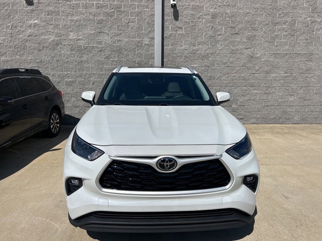 Used 2022 Toyota Highlander XLE AWD/4WD image 2