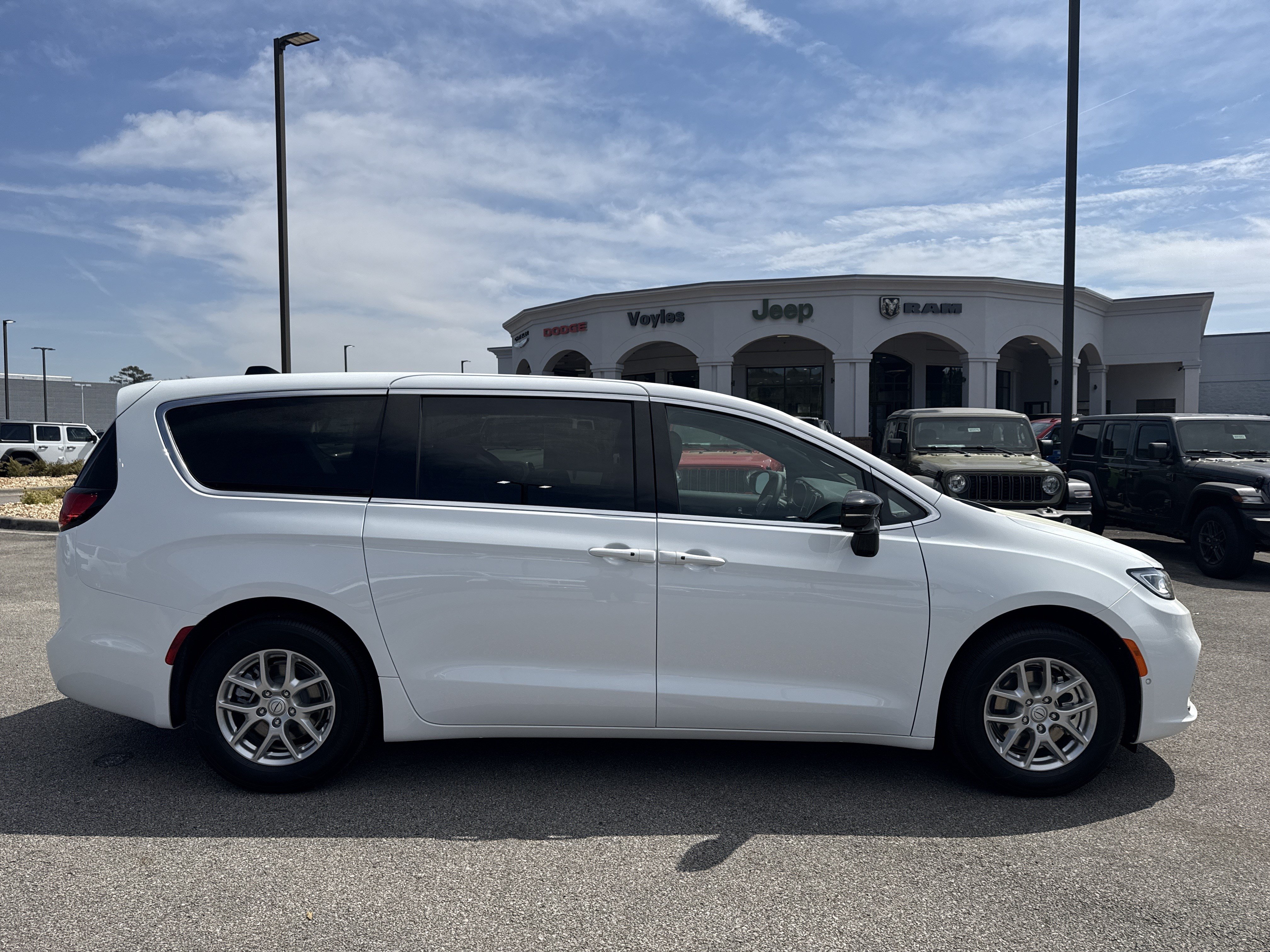 New 2026 Chrysler Pacifica Select FWD image 8