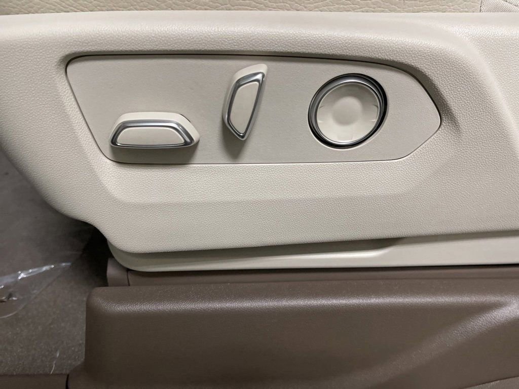 Used 2024 GMC Yukon XL Denali w/ Advanced Technology Package image 9