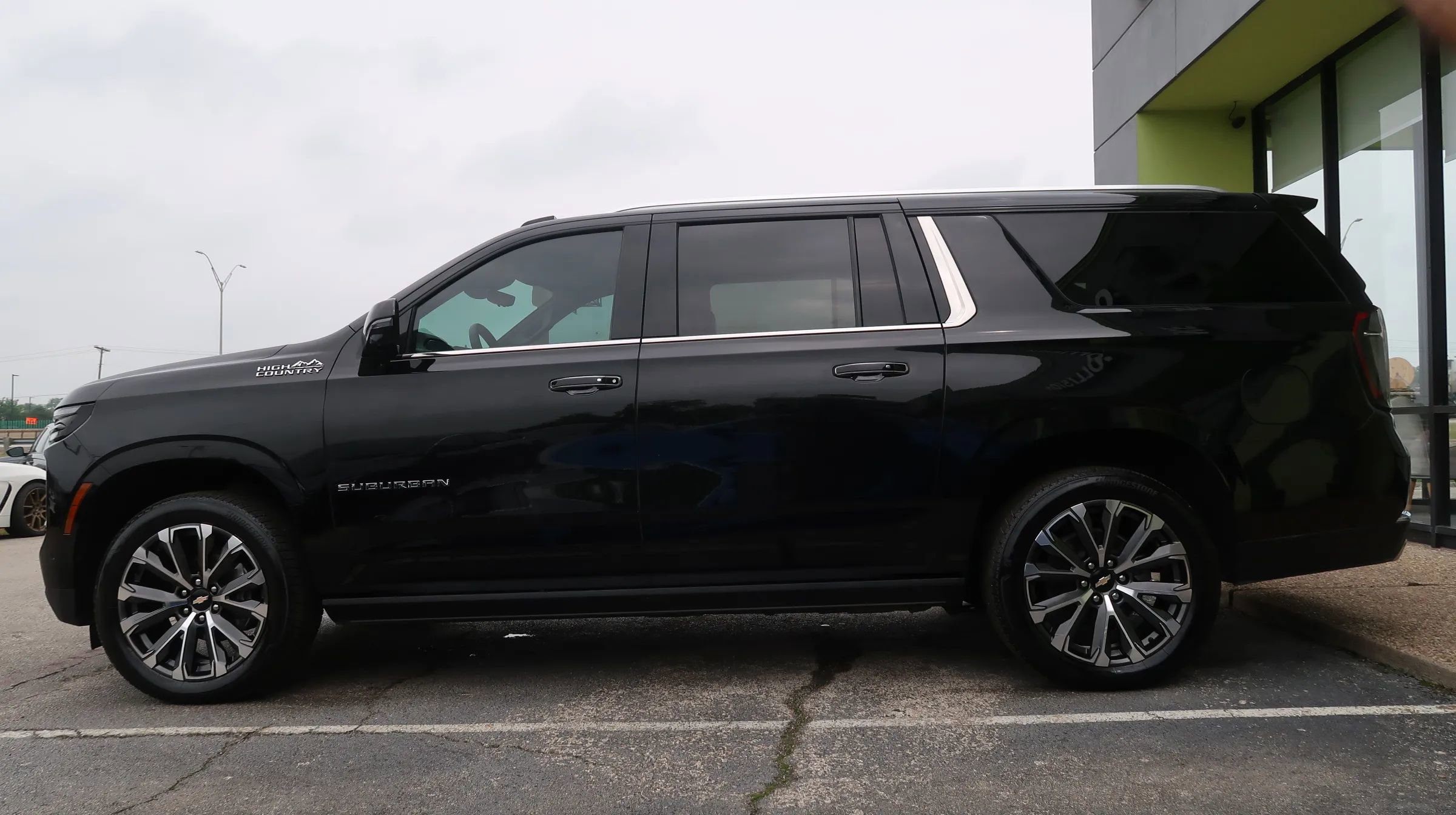 Used 2025 Chevrolet Suburban High Country RWD image 7