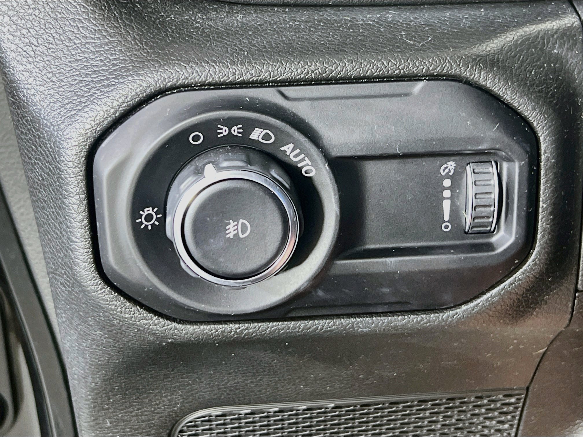 Used 2023 Jeep Wrangler Unlimited Sahara AWD/4WD image 10