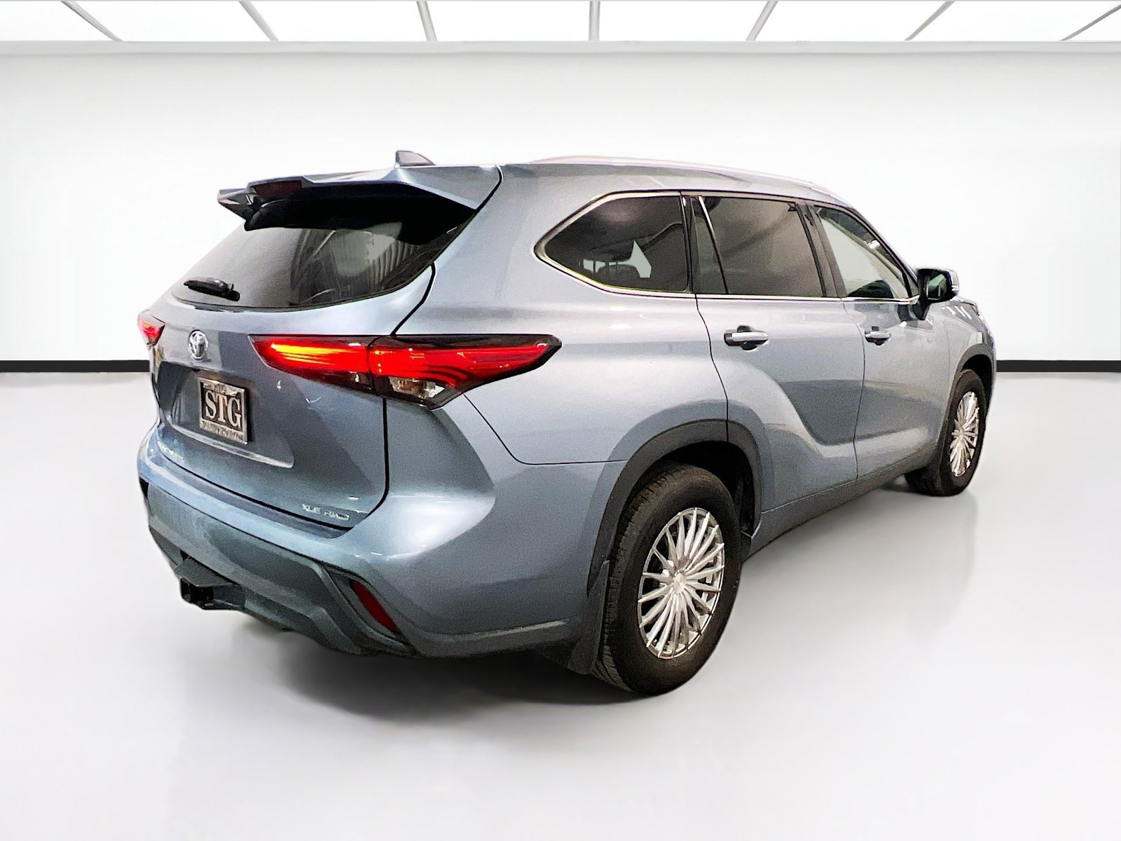 Used 2022 Toyota Highlander XLE image 4