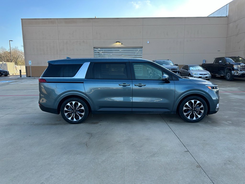 Used 2022 Kia Carnival EX image 4