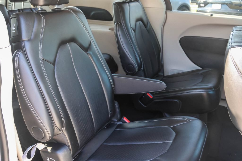 Used 2024 Chrysler Pacifica Touring-L FWD image 11