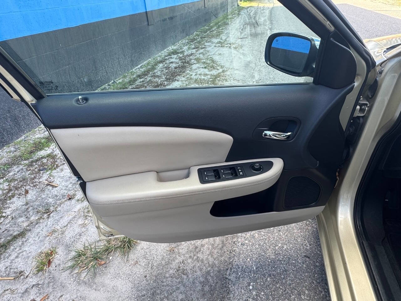 Used 2011 Chrysler 200 Limited image 19