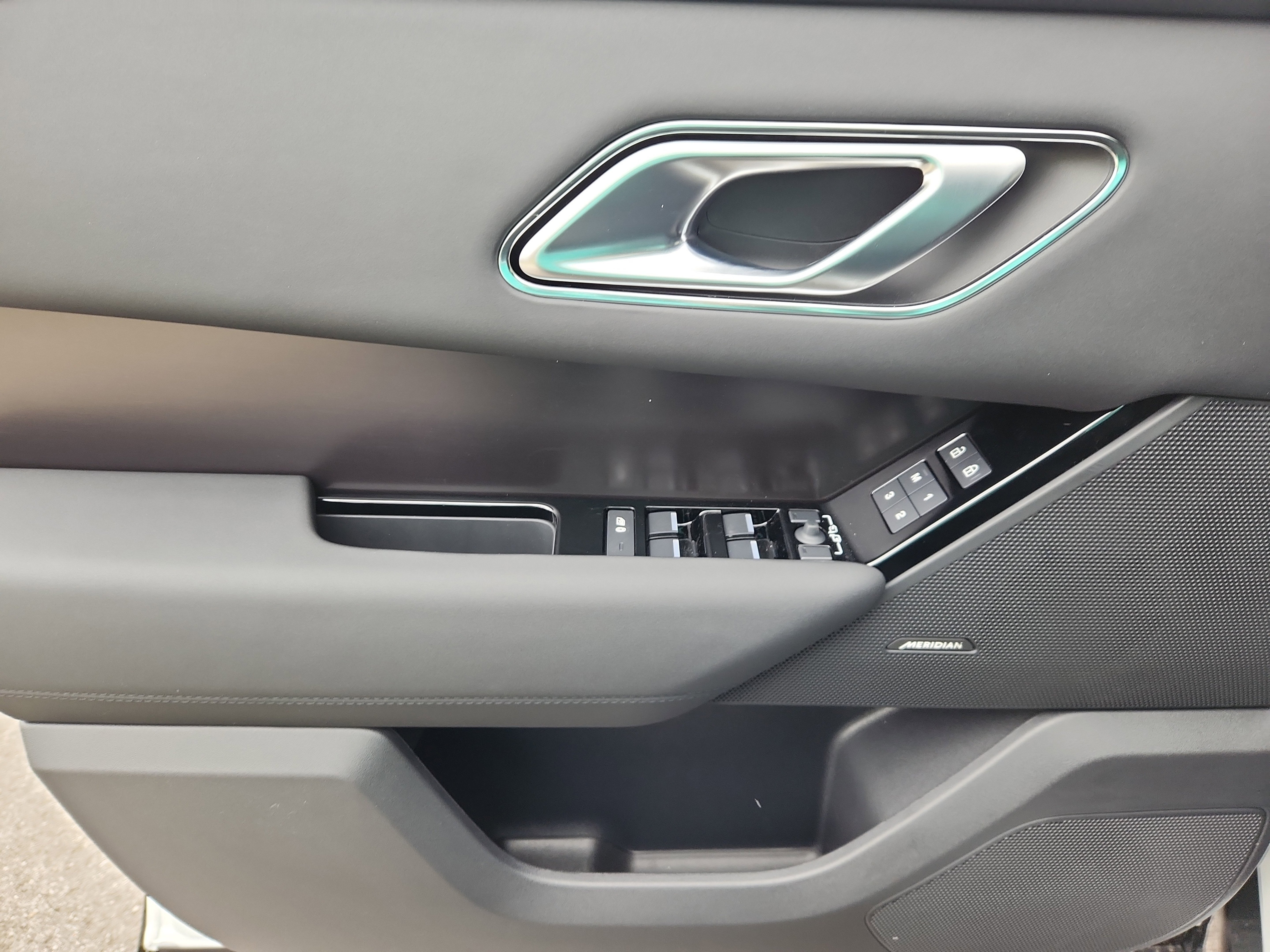 New 2026 Land Rover Range Rover Velar Dynamic SE image 24