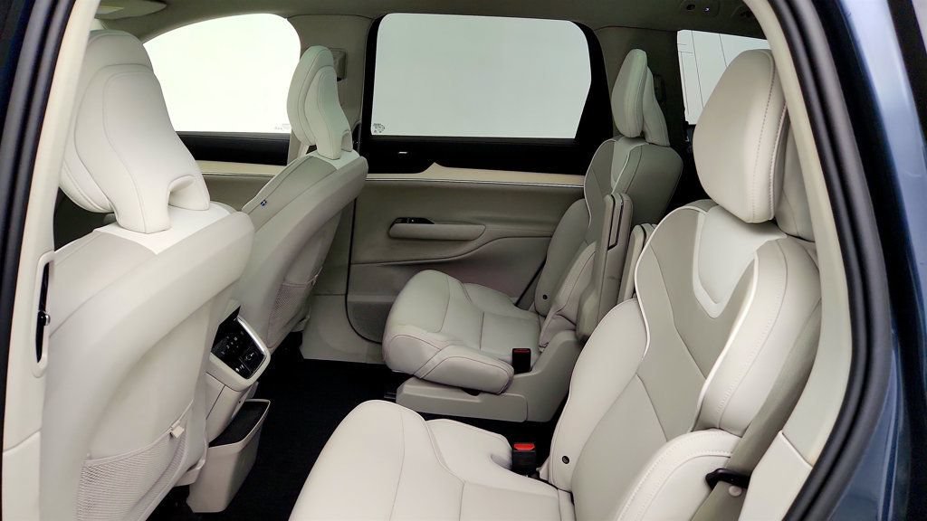 Used 2025 Volvo EX90 Ultra AWD/4WD image 18