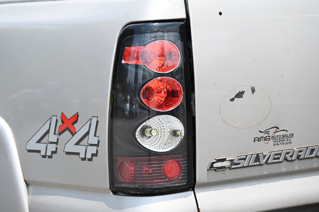 Used 2006 Chevrolet Silverado 2500 LT w/ Skid Plate Package AWD/4WD image 14