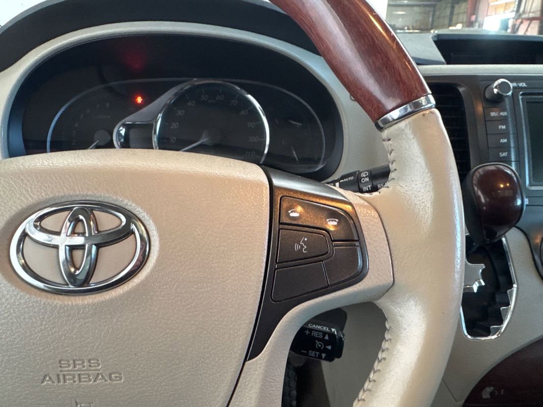 Used 2013 Toyota Sienna Limited w/ Premium Pkg image 13