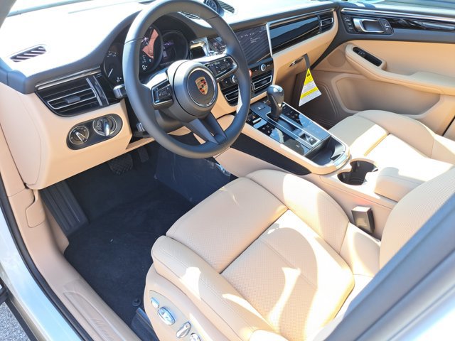 Certified 2025 Porsche Macan AWD/4WD image 4