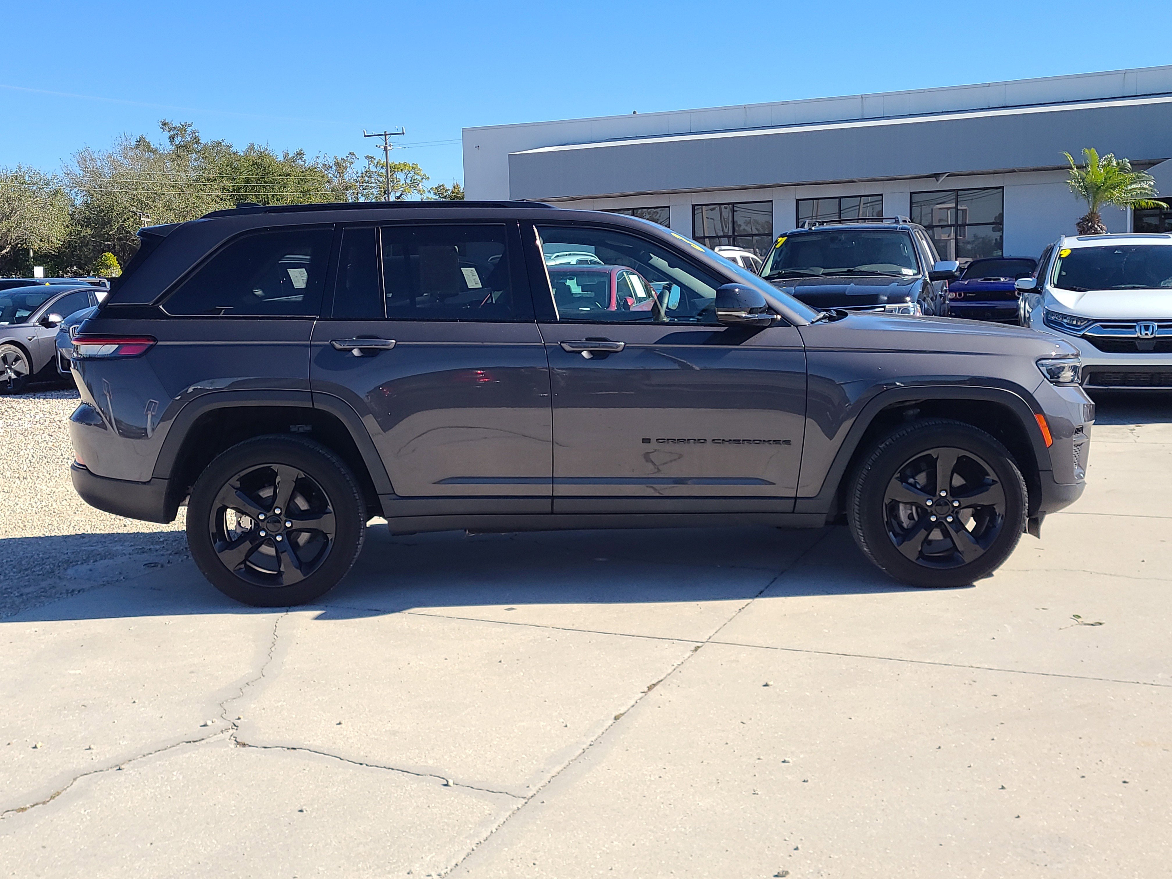 Used 2023 Jeep Grand Cherokee Altitude image 7