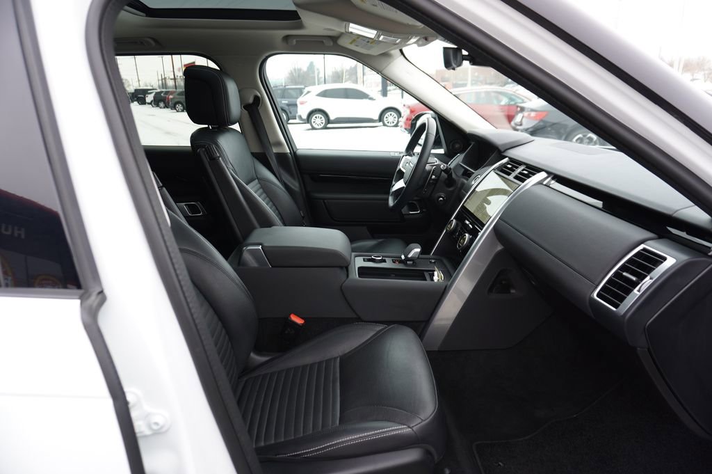 Used 2024 Land Rover Discovery S image 29