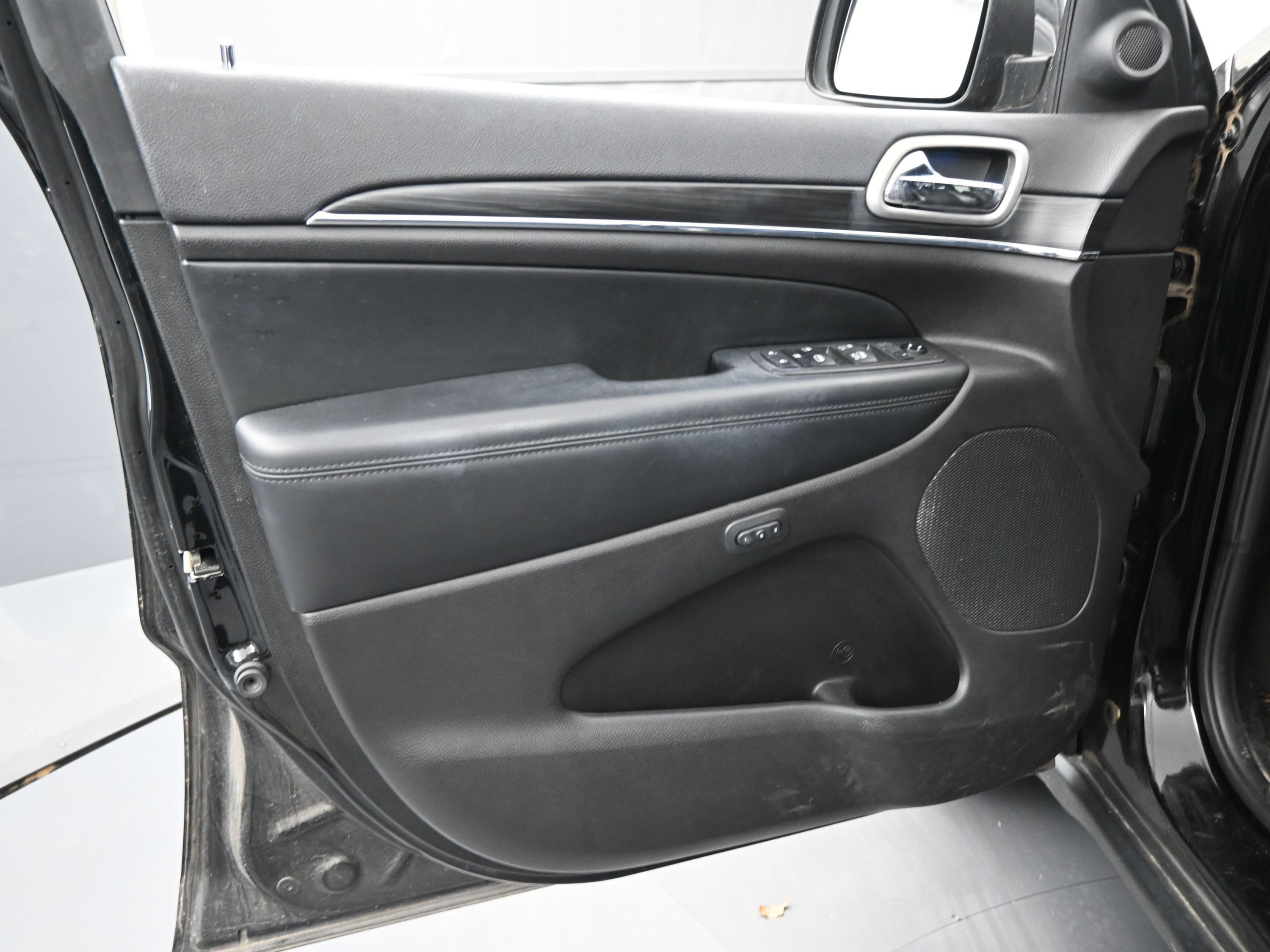 Used 2020 Jeep Grand Cherokee Limited w/ Luxury Group II image 16